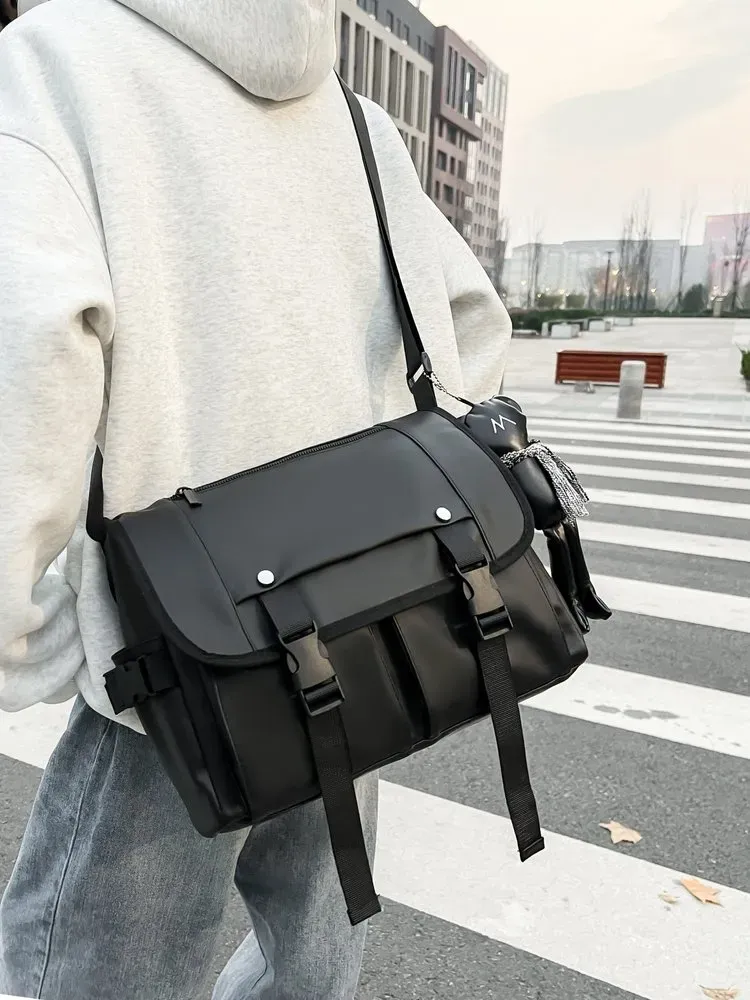 Tas Selempang Pria Bahan Kain Polos Warna Hitam Bentuk Kotak Tali Lebar Resleting