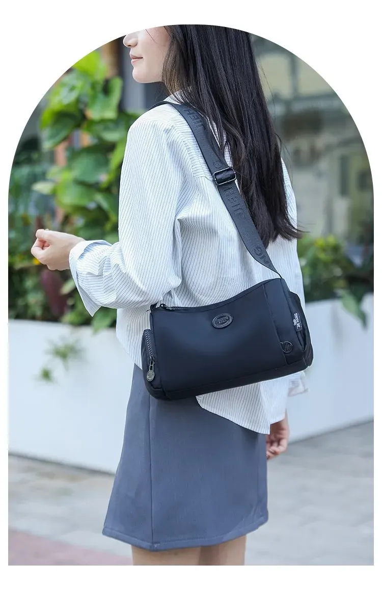 Tas Selempang Wanita Bahan Nylon Polos Warna Hitam Bentuk Kotak Tali Panjang Stok Grosir