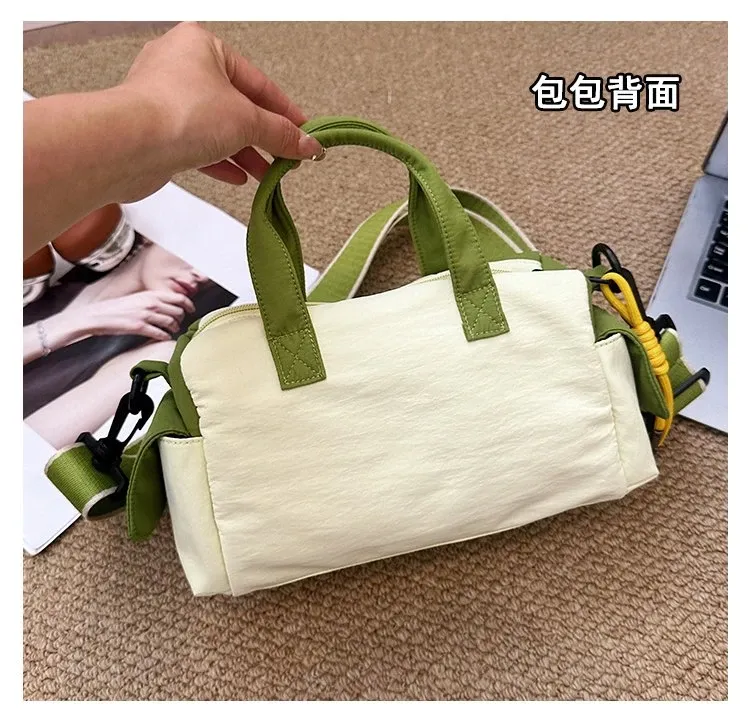 Tas Selempang Wanita Bahan Nylon Polos Warna Hijau Bentuk Kotak Tali Panjang Dengan Gantungan