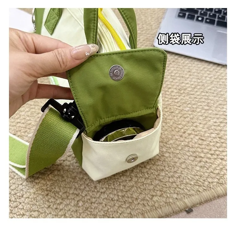 Tas Selempang Wanita Bahan Nylon Polos Warna Hijau Bentuk Kotak Tali Panjang Dengan Gantungan