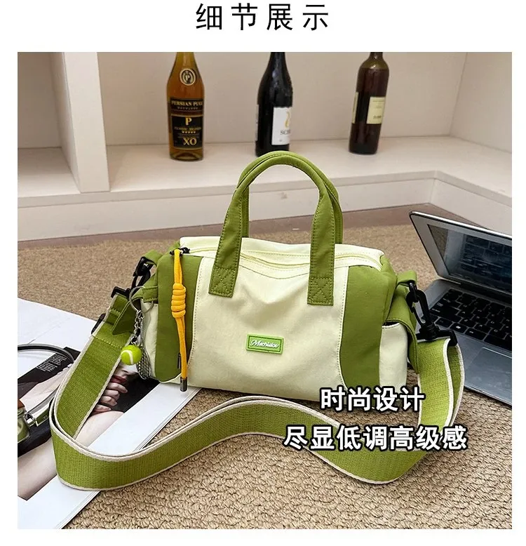 Tas Selempang Wanita Bahan Nylon Polos Warna Hijau Bentuk Kotak Tali Panjang Dengan Gantungan