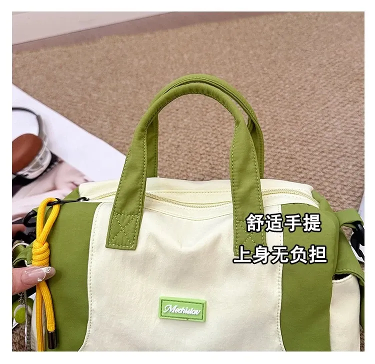 Tas Selempang Wanita Bahan Nylon Polos Warna Hijau Bentuk Kotak Tali Panjang Dengan Gantungan