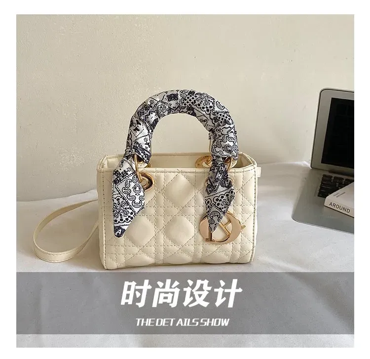 Tas Selempang Wanita Bahan PU Sintetis Motif Print Warna Hitam Bentuk Kotak Tali Resleting