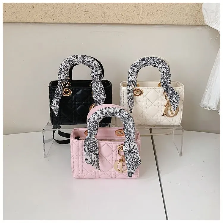 Tas Selempang Wanita Bahan PU Sintetis Motif Print Warna Hitam Bentuk Kotak Tali Resleting