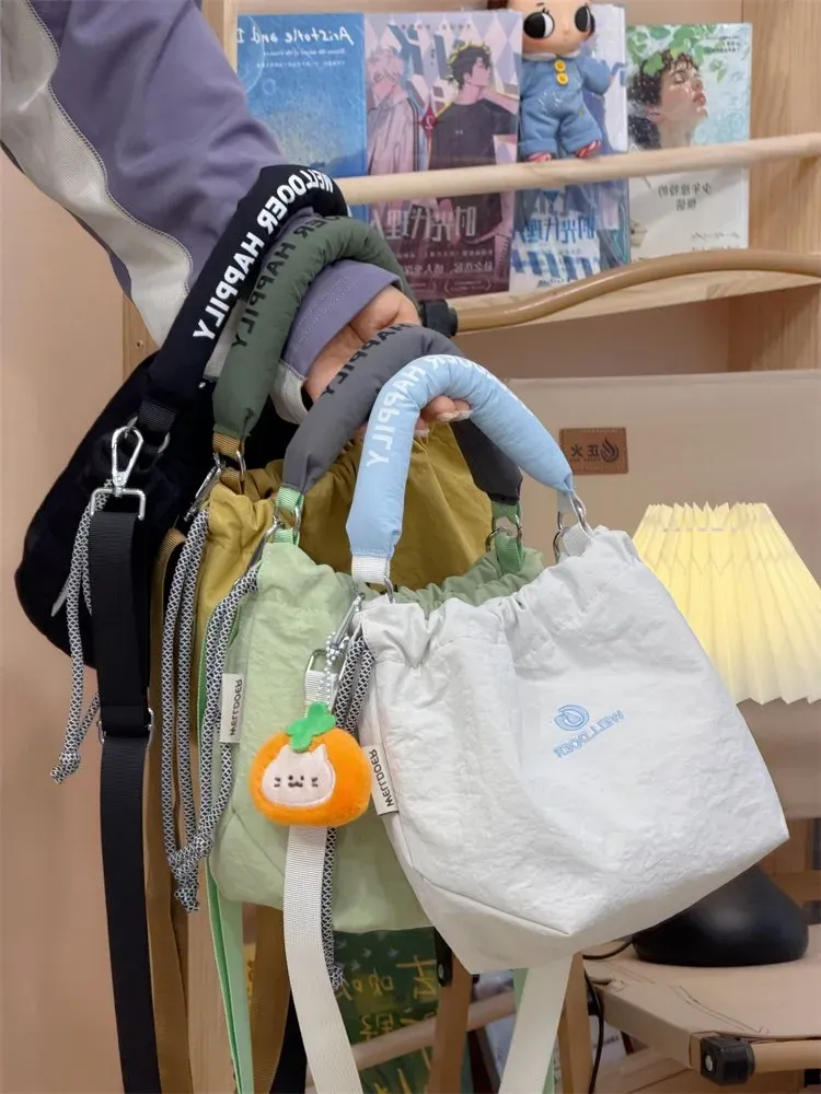 Tas Bucket Wanita Bahan Nylon Polos Warna Putih Bentuk Bucket Tali Panjang Grosir Import kategori tas selempang grosir