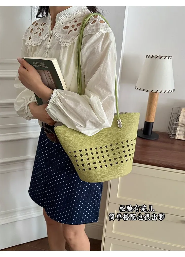 Tas Bucket Wanita Bahan PU Sintetis Motif Lubang Berbentuk Segitiga Warna Putih Grosir Import
