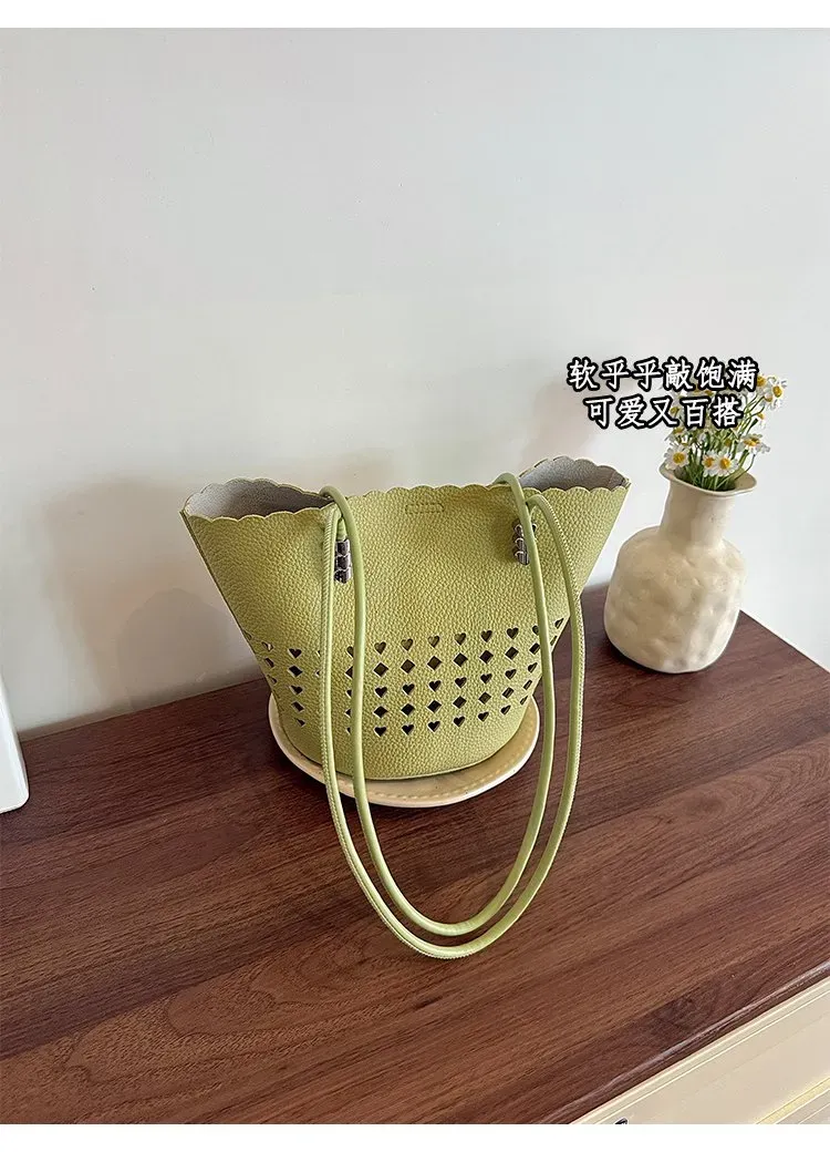 Tas Bucket Wanita Bahan PU Sintetis Motif Lubang Berbentuk Segitiga Warna Putih Grosir Import