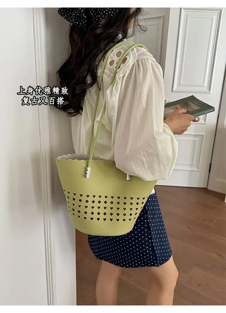 Tas Bucket Wanita Bahan PU Sintetis Motif Lubang Berbentuk Segitiga Warna Putih Grosir Import