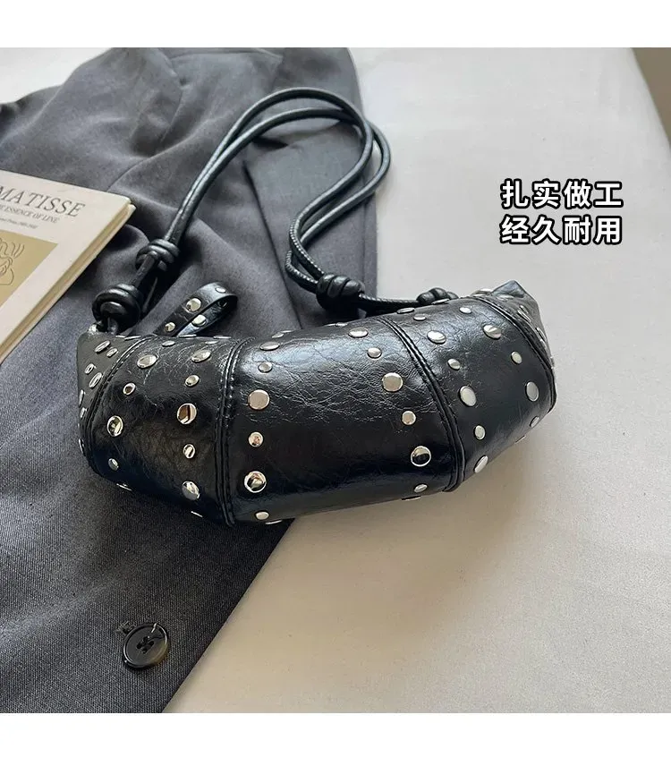 Tas Selempang Wanita Bahan PU Sintetis Motif Print Warna Hitam Bentuk Crescent Resleting