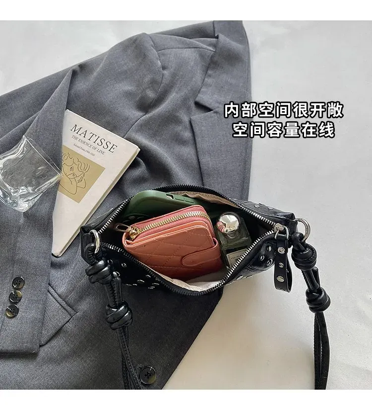 Tas Selempang Wanita Bahan PU Sintetis Motif Print Warna Hitam Bentuk Crescent Resleting