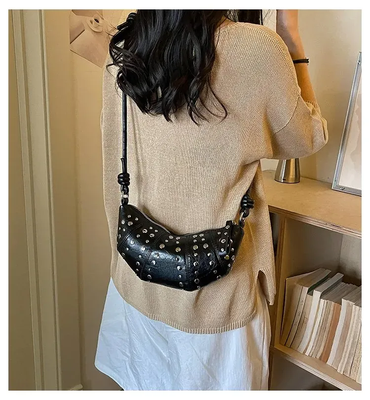 Tas Selempang Wanita Bahan PU Sintetis Motif Print Warna Hitam Bentuk Crescent Resleting