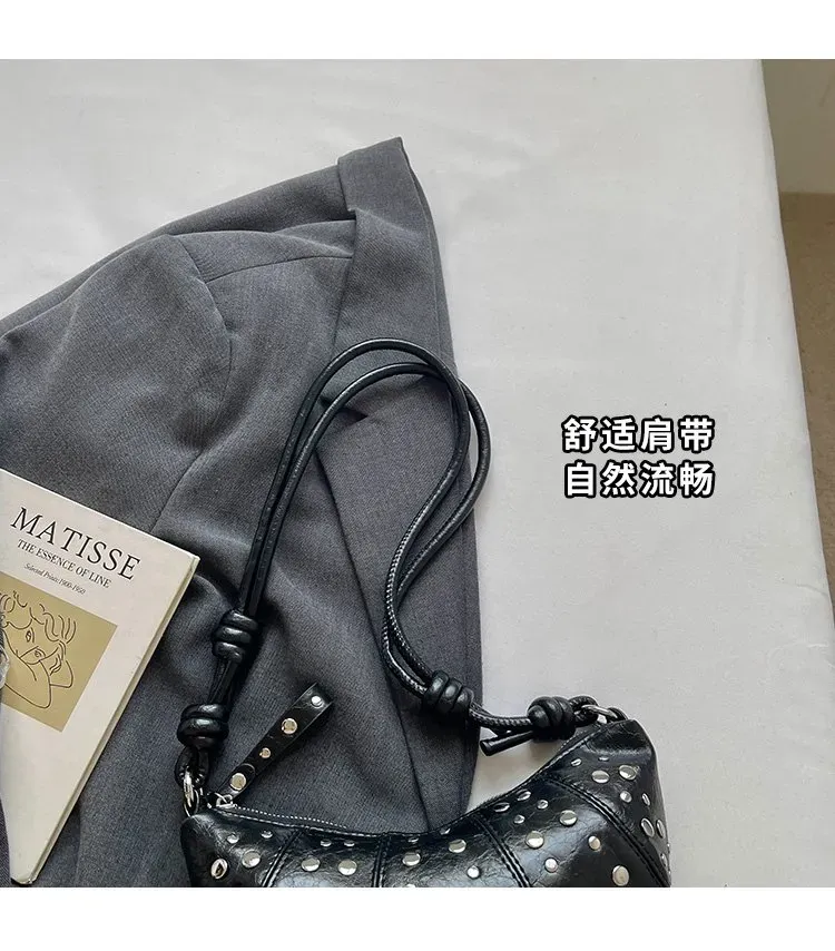 Tas Selempang Wanita Bahan PU Sintetis Motif Print Warna Hitam Bentuk Crescent Resleting