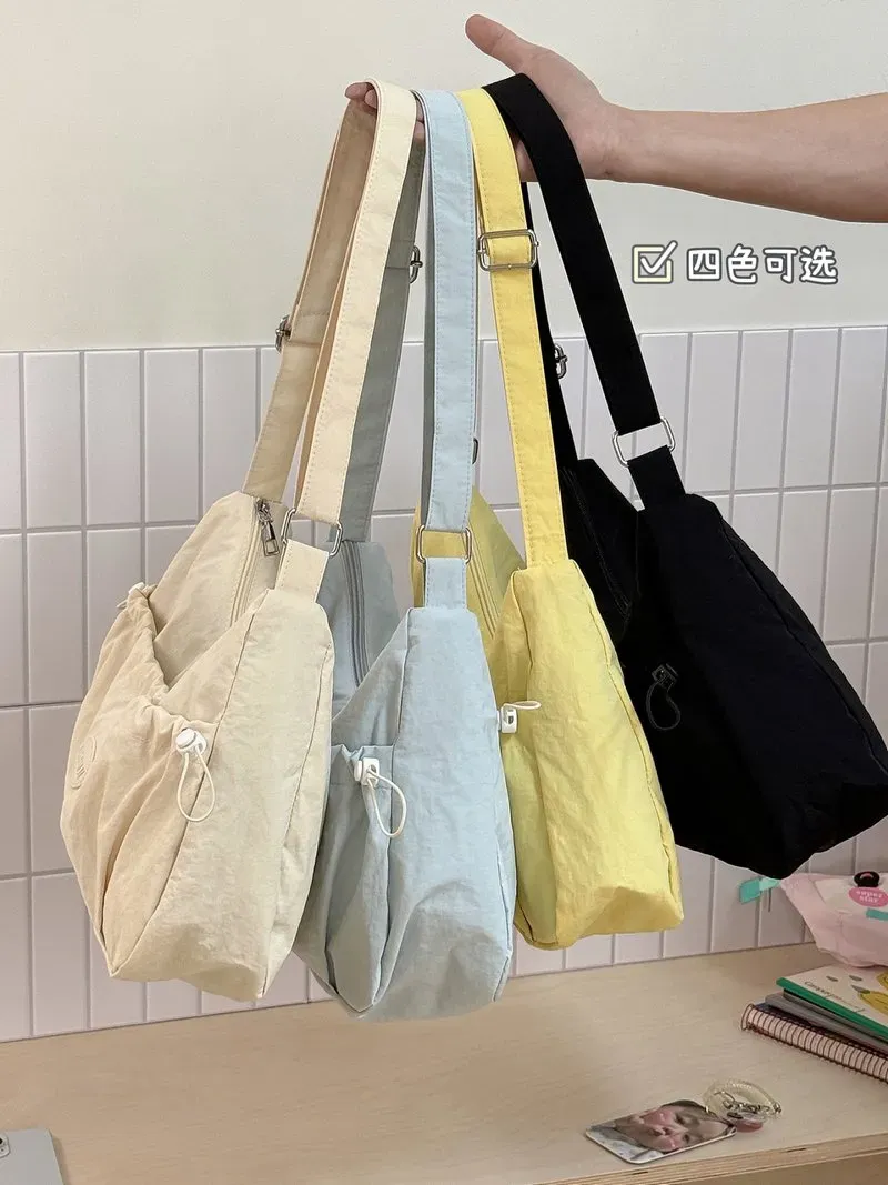 Tas Selempang Wanita Bahan PU Sintetis Polos Warna Hitam Bentuk Crescent Tali Resleting Grosir