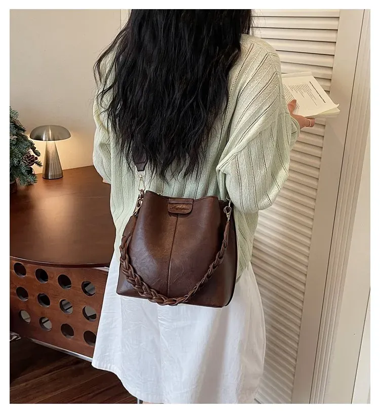 Tas Bucket Wanita Bahan PU Sintetis Polos Bentuk Bucket Tali Lebar Resleting untuk Reseller