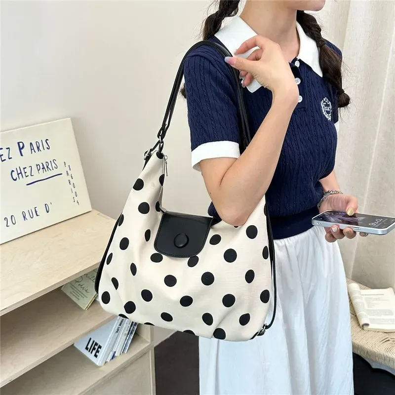 Tas Selempang Wanita Bahan PU Sintetis Motif Polkadot Warna Hitam Model Hobo Katalog Grosir