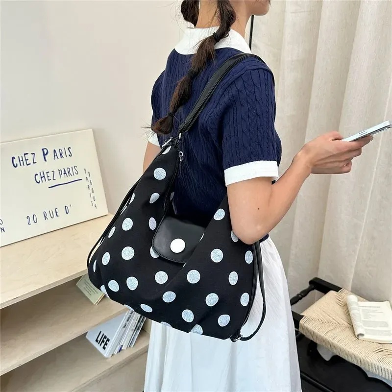 Tas Selempang Wanita Bahan PU Sintetis Motif Polkadot Warna Hitam Model Hobo Katalog Grosir