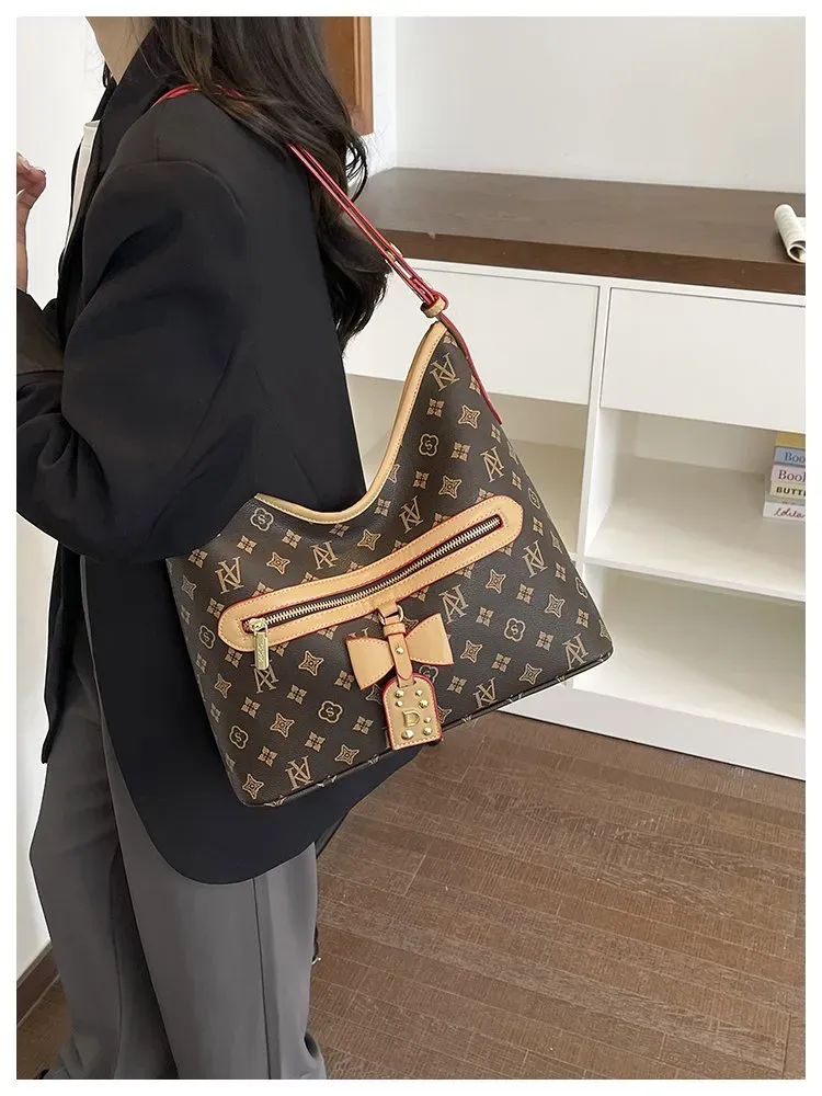 Tas Selempang Wanita Bahan PU Sintetis Motif Print Model Hobo Tali Panjang Resleting Grosir