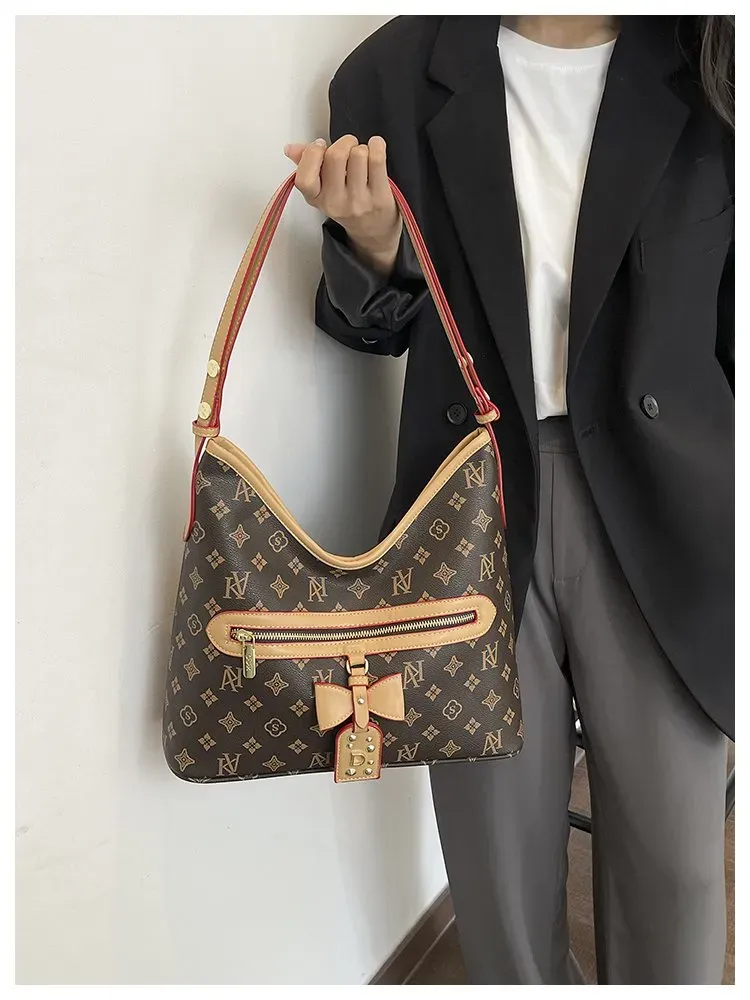 Tas Selempang Wanita Bahan PU Sintetis Motif Print Model Hobo Tali Panjang Resleting Grosir