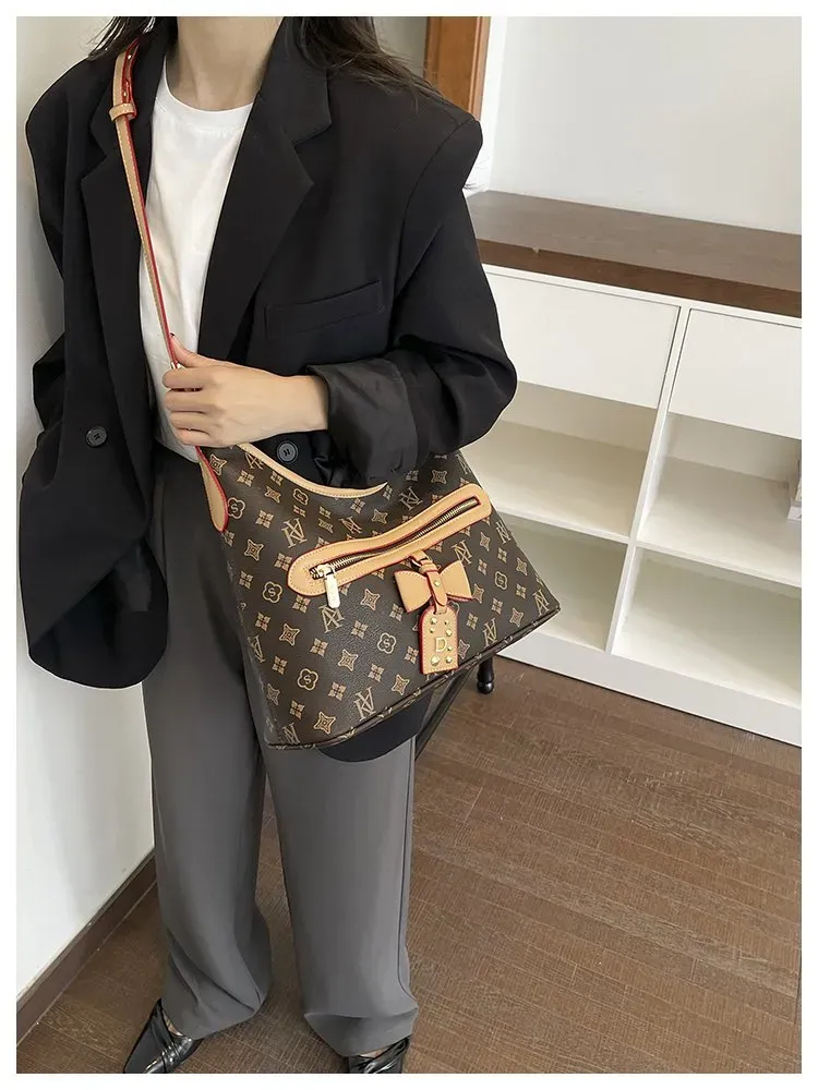 Tas Selempang Wanita Bahan PU Sintetis Motif Print Model Hobo Tali Panjang Resleting Grosir