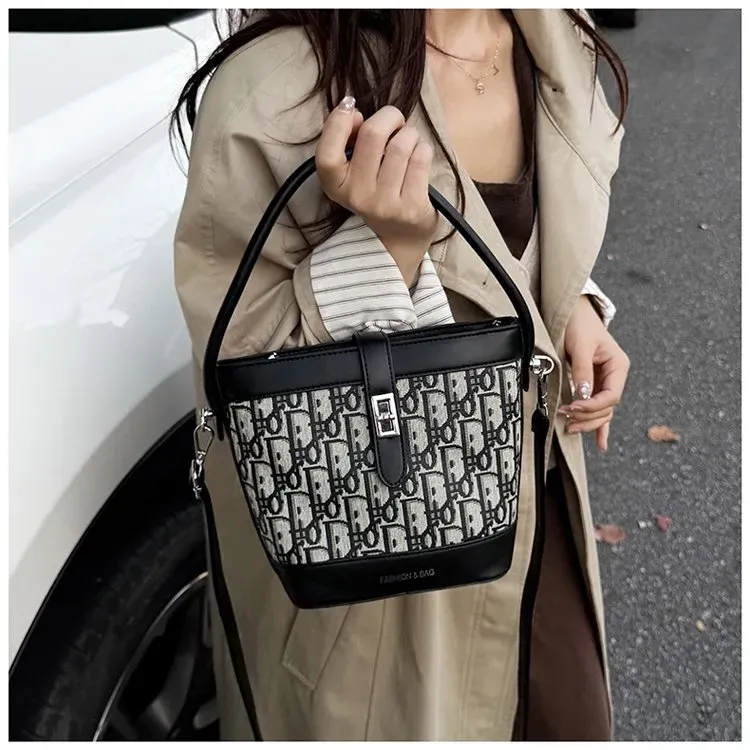 Tas Selempang Wanita Bahan PU Sintetis Motif Print Warna Putih Bentuk Kotak Tali Koleksi