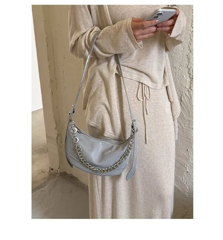 Tas Selempang Wanita Bahan PU Sintetis Polos Warna Hitam Bentuk Crescent Tali Mini Grosir