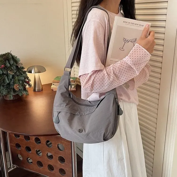 Tas Selempang Wanita Bahan Nylon Polos Warna Beige Model Hobo Tali Lebar Grosir Import