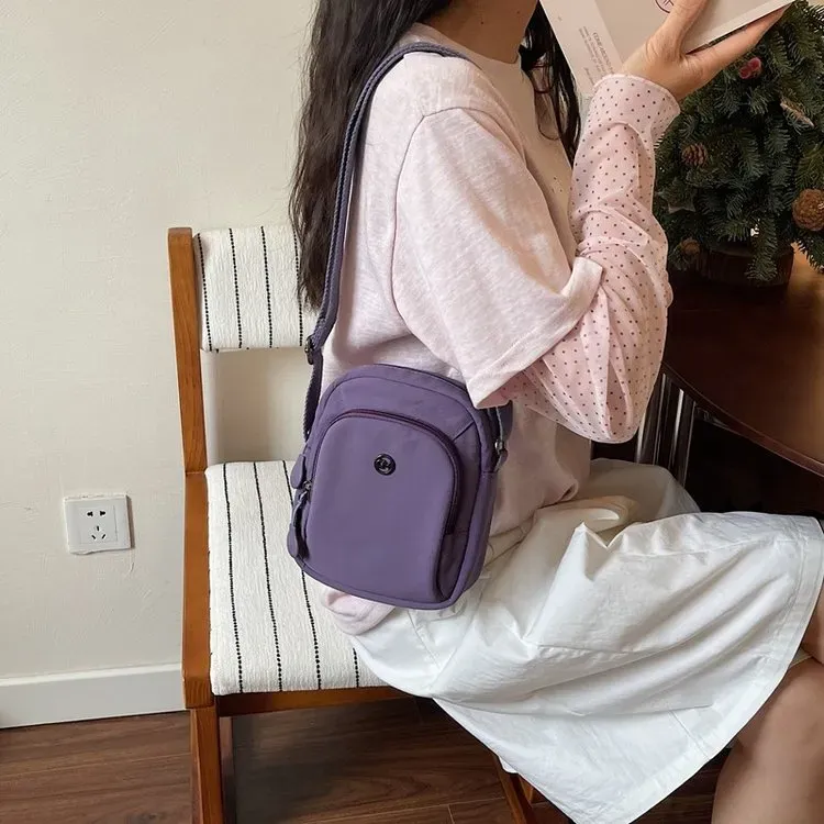 Tas Selempang Wanita Bahan Nylon Motif Print Warna Abu-Abu Bentuk Crescent Tali Grosir Import