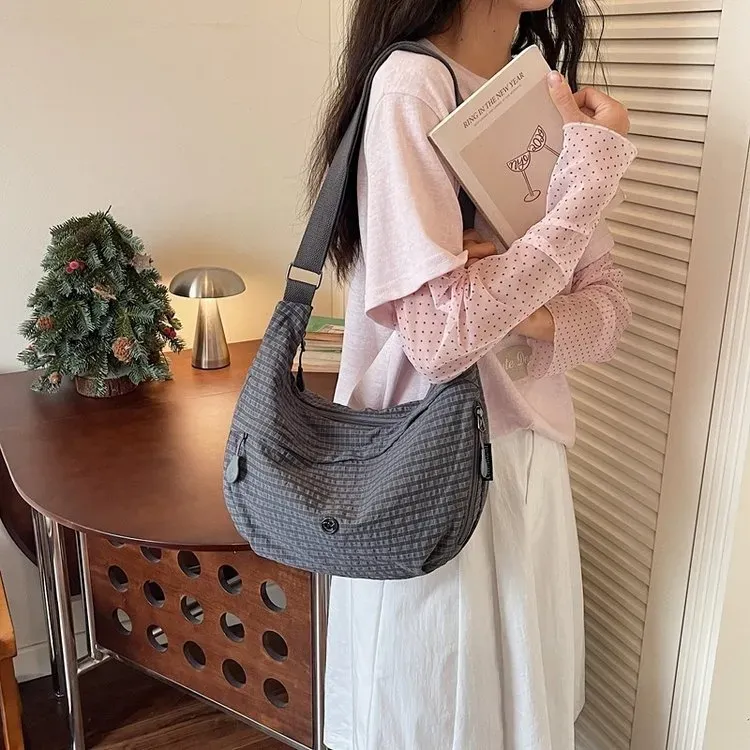 Tas Selempang Wanita Bahan Nylon Motif Print Warna Abu-Abu Bentuk Crescent Tali Grosir Import