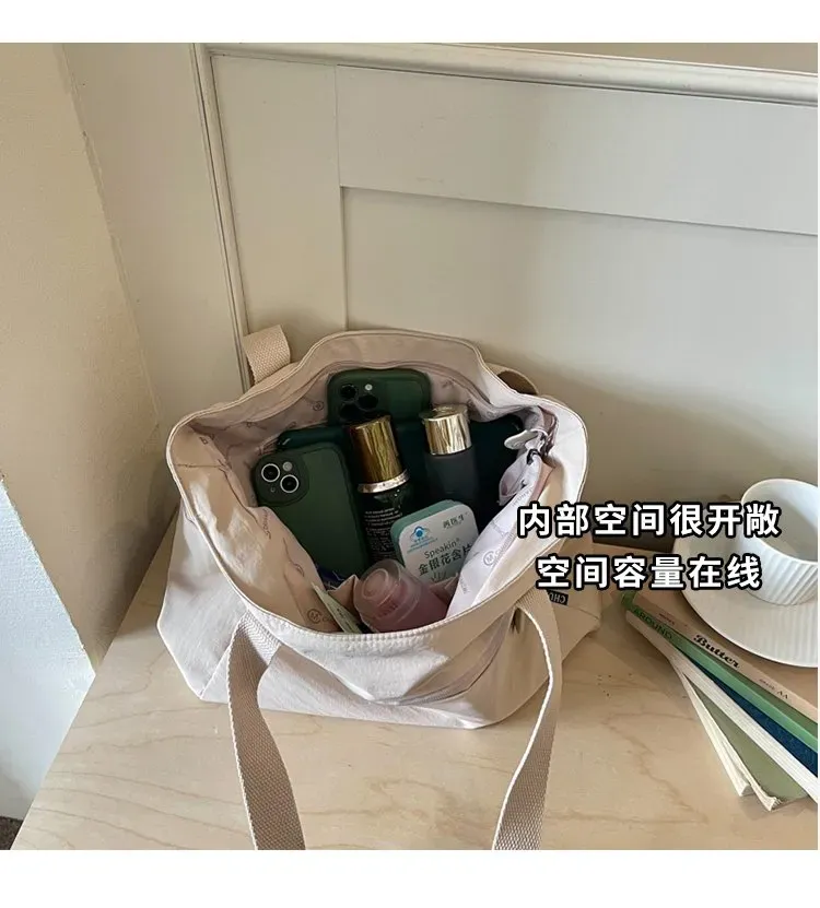 Tas Selempang Wanita Bahan Nylon Polos Bentuk Kotak Tali Lebar Resleting Koleksi Reseller