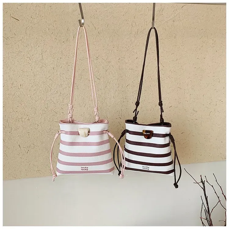 Tas Bucket Wanita Bahan PU Sintetis Motif Garis Warna Putih Bentuk Bucket Tali Grosir Import