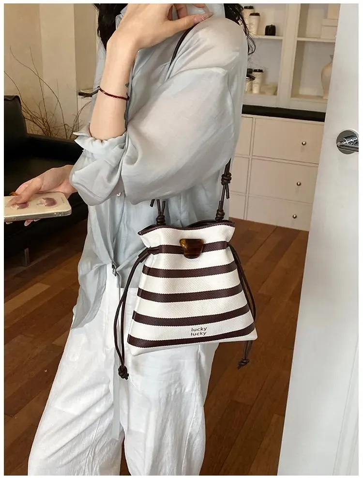 Tas Bucket Wanita Bahan PU Sintetis Motif Garis Warna Putih Bentuk Bucket Tali Grosir Import