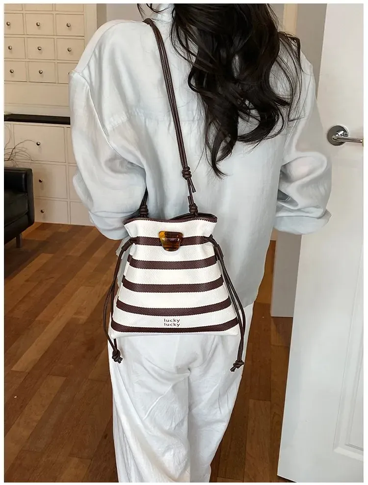 Tas Bucket Wanita Bahan PU Sintetis Motif Garis Warna Putih Bentuk Bucket Tali Grosir Import