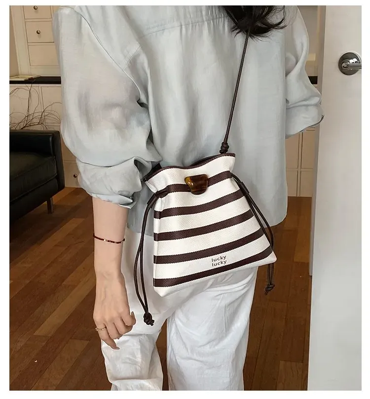 Tas Bucket Wanita Bahan PU Sintetis Motif Garis Warna Putih Bentuk Bucket Tali Grosir Import