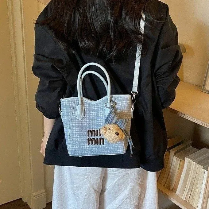 Tas Selempang Wanita Bahan Kain Motif Plaid Warna Biru Bentuk Crescent Tali Grosir Import