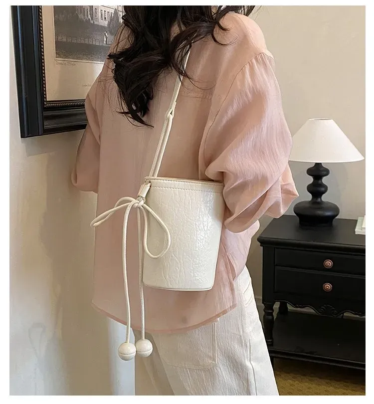 Tas Bucket Wanita Bahan PU Sintetis Polos Warna Hitam Bentuk Bucket Tali Panjang Model Import