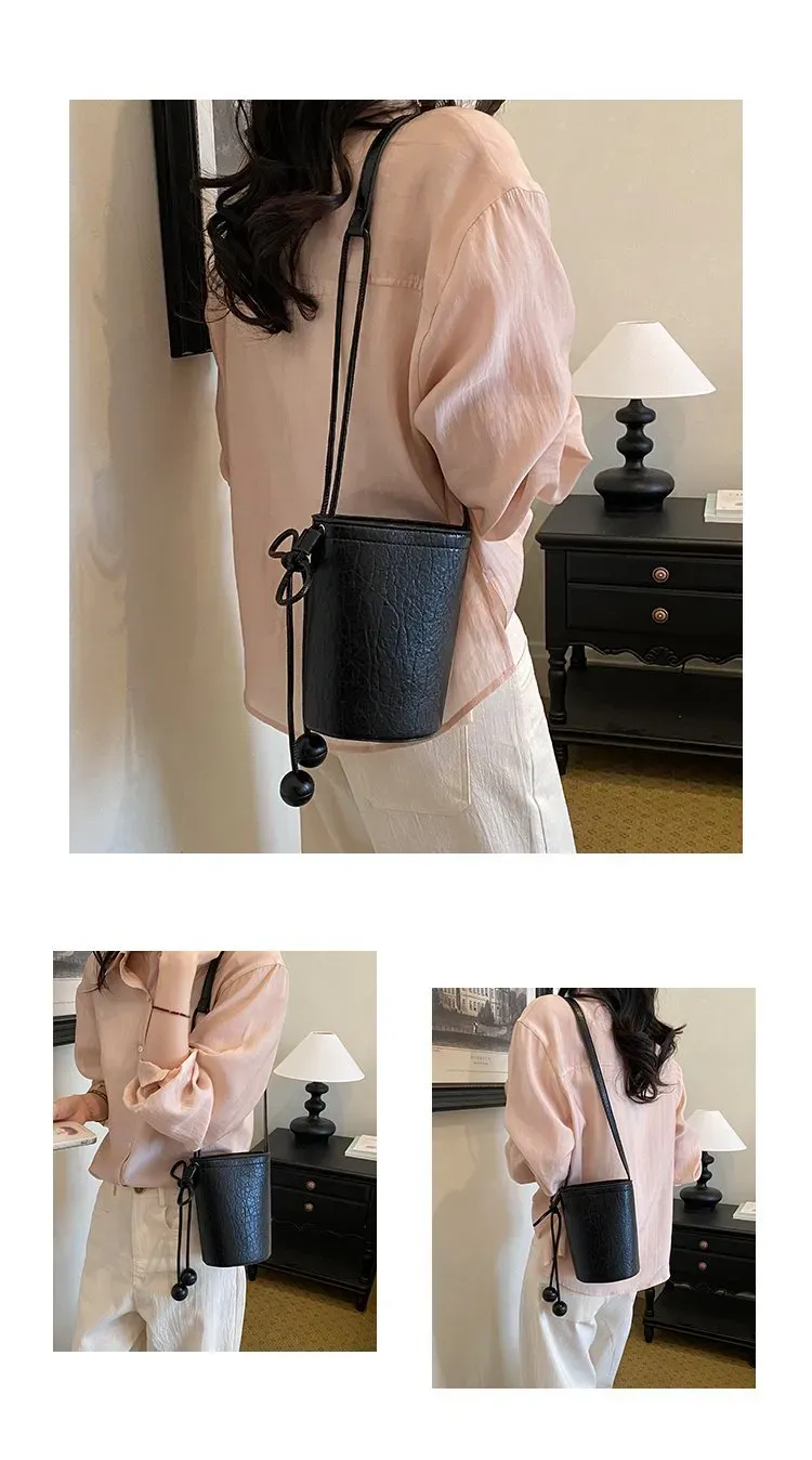Tas Bucket Wanita Bahan PU Sintetis Polos Warna Hitam Bentuk Bucket Tali Panjang Model Import