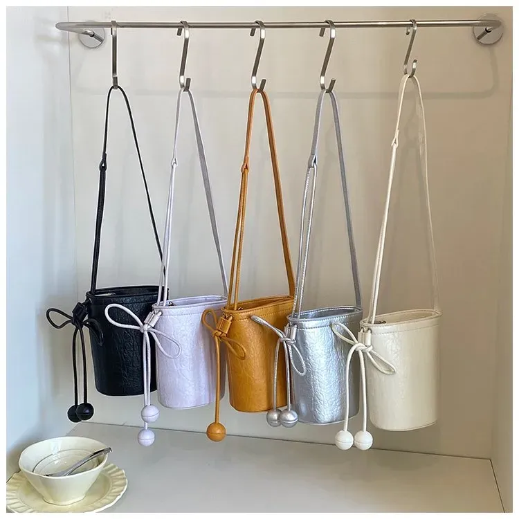 Tas Bucket Wanita Bahan PU Sintetis Polos Warna Hitam Bentuk Bucket Tali Panjang Model Import