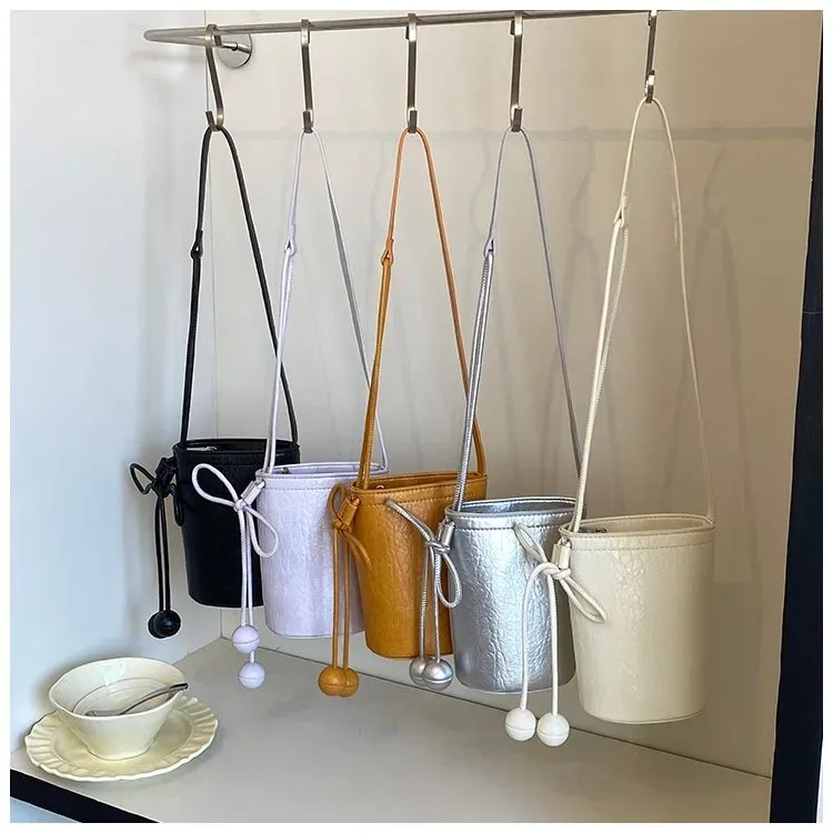 Tas Bucket Wanita Bahan PU Sintetis Polos Warna Hitam Bentuk Bucket Tali Panjang Model Import