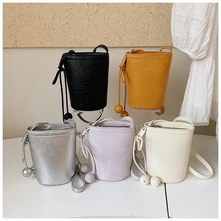 Tas Bucket Wanita Bahan PU Sintetis Polos Warna Hitam Bentuk Bucket Tali Panjang Model Import