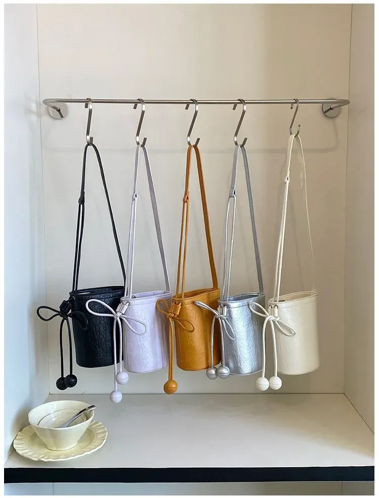 Tas Bucket Wanita Bahan PU Sintetis Polos Warna Hitam Bentuk Bucket Tali Panjang Model Import