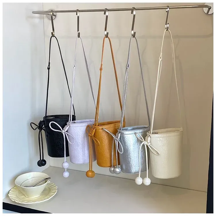 Tas Bucket Wanita Bahan PU Sintetis Polos Warna Hitam Bentuk Bucket Tali Panjang Model Import
