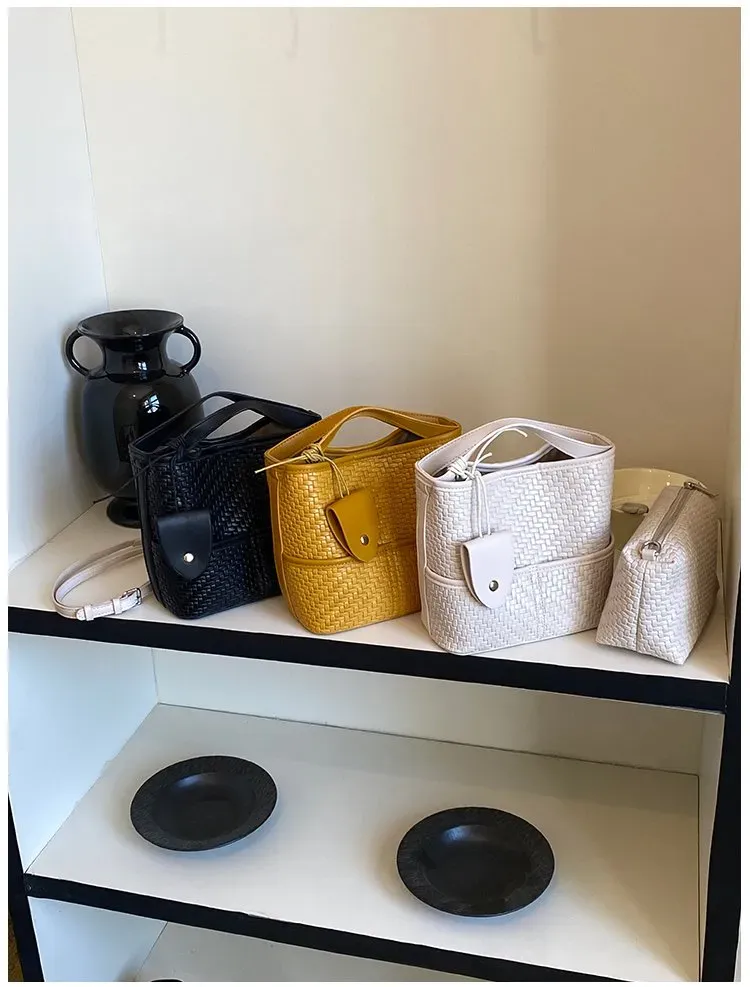 Tas Bucket Wanita Bahan PU Sintetis Tekstur Anyam Warna Hitam Bentuk Bucket Tali untuk Reseller