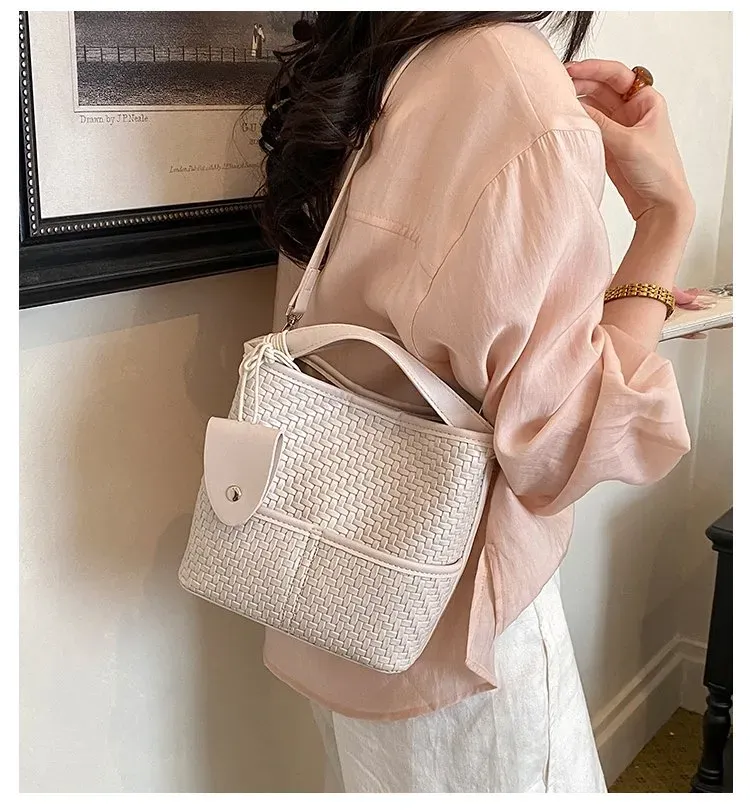 Tas Bucket Wanita Bahan PU Sintetis Tekstur Anyam Warna Hitam Bentuk Bucket Tali untuk Reseller