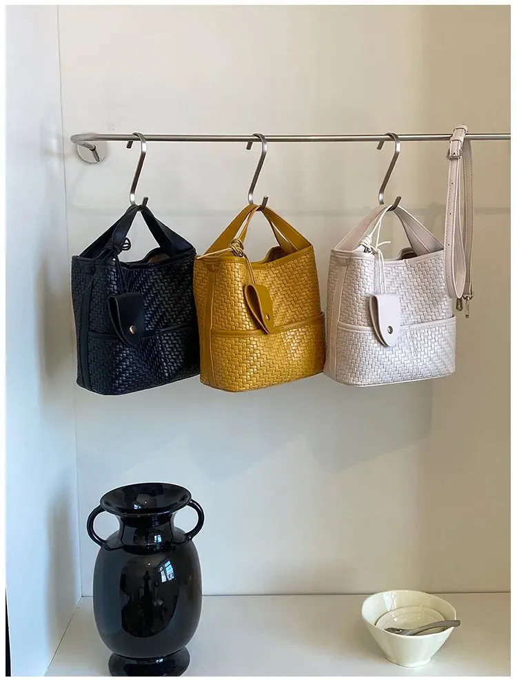 Tas Bucket Wanita Bahan PU Sintetis Tekstur Anyam Warna Hitam Bentuk Bucket Tali untuk Reseller