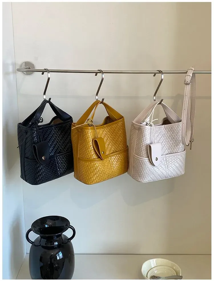 Tas Bucket Wanita Bahan PU Sintetis Tekstur Anyam Warna Hitam Bentuk Bucket Tali untuk Reseller