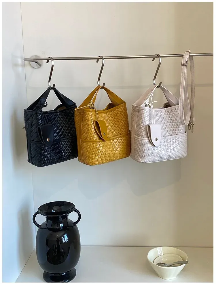 Tas Bucket Wanita Bahan PU Sintetis Tekstur Anyam Warna Hitam Bentuk Bucket Tali untuk Reseller