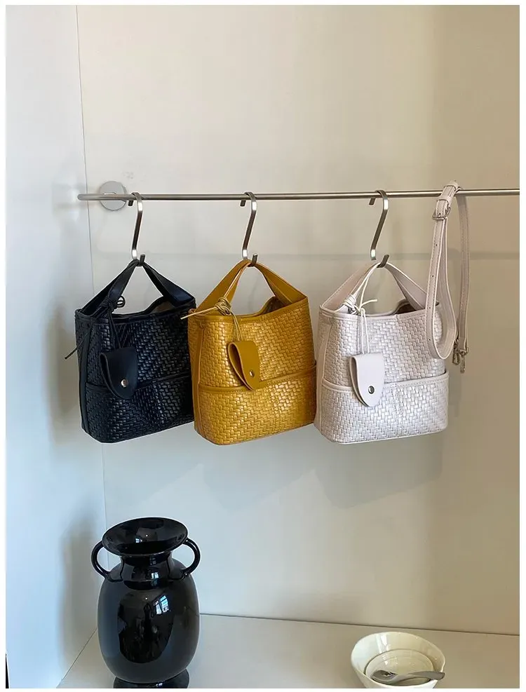 Tas Bucket Wanita Bahan PU Sintetis Tekstur Anyam Warna Hitam Bentuk Bucket Tali untuk Reseller