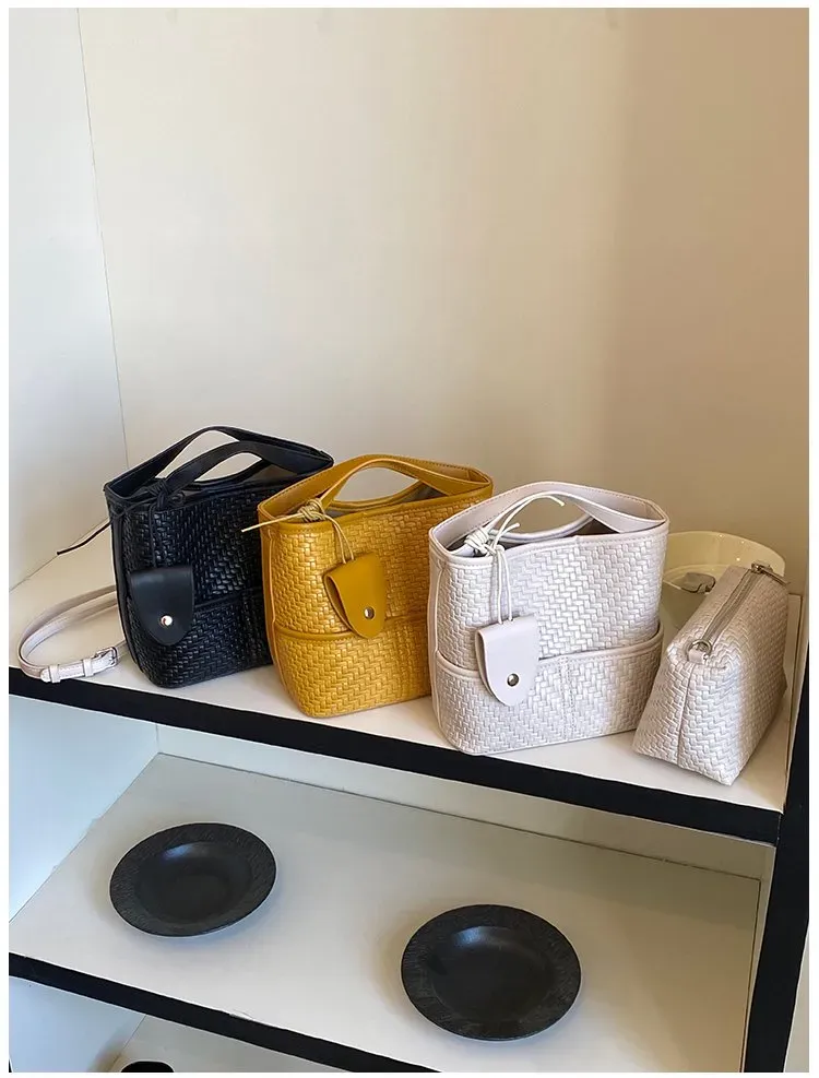 Tas Bucket Wanita Bahan PU Sintetis Tekstur Anyam Warna Hitam Bentuk Bucket Tali untuk Reseller