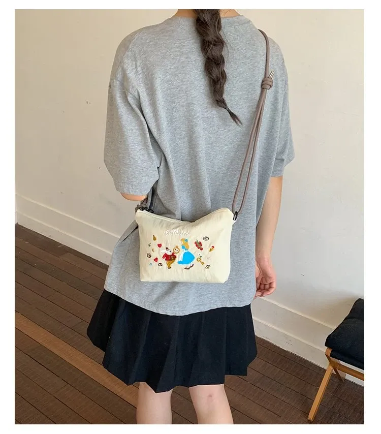 Tas Selempang Wanita Bahan PU Sintetis Motif Print Warna Beige Bentuk Kotak Tali Resleting