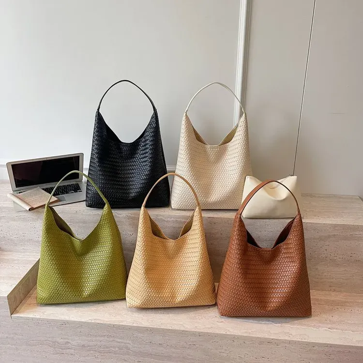 Tas Selempang Wanita Bahan PU Sintetis Polos Warna Hitam Model Hobo Tali Lebar Resleting